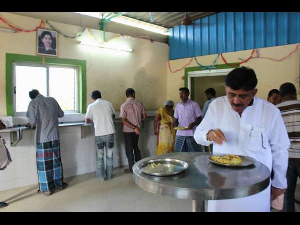 DK Shiva Kumar eats Pongal in Amma canteen 