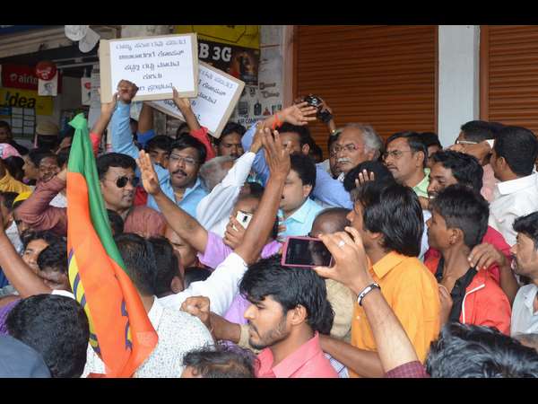 Protest in Hubballi for coupon bhagya Protest in Hubballi for coupon bhagya