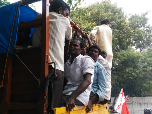 ಲಾರಿ ಏರಿ ಬಂದರು