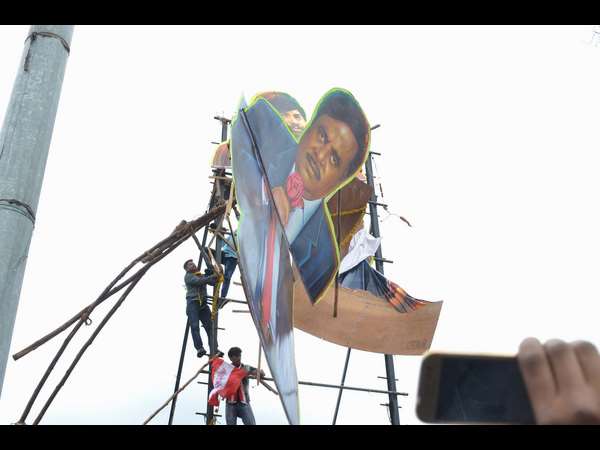 ಕಟೌಟ್ ಗಳಿಗೆ ಬೆಂಕಿ