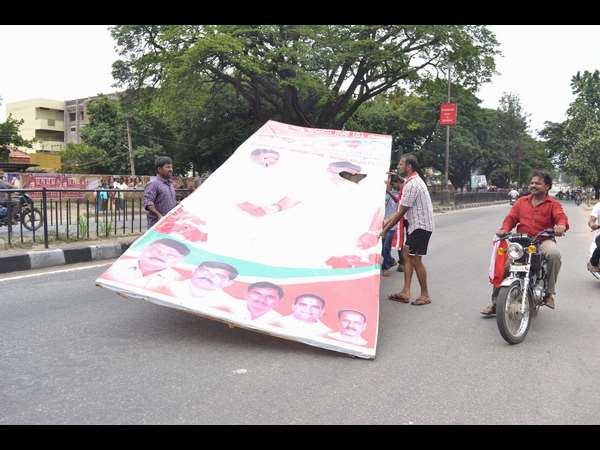 ಫ್ಲೆಕ್ಸ್ ಗೆ ಬೆಂಕಿ