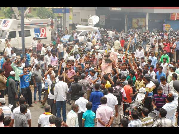 ಜಯಲಲಿತಾ ಪ್ರತಿಕೃತಿಗೆ ಬೆಂಕಿ