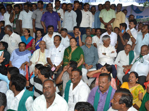 ಬೆಂಗಳೂರು-ಮೈಸೂರು ಹೆದ್ದಾರಿಯಲ್ಲಿ ರಸ್ತೆ ತಡೆ