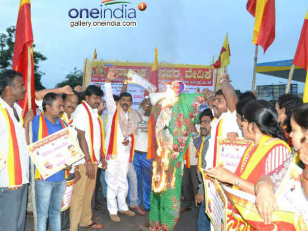 ತ್ರಿಮೂರ್ತಿಗಳ ಪ್ರತಿಕೃತಿ ದಹನ