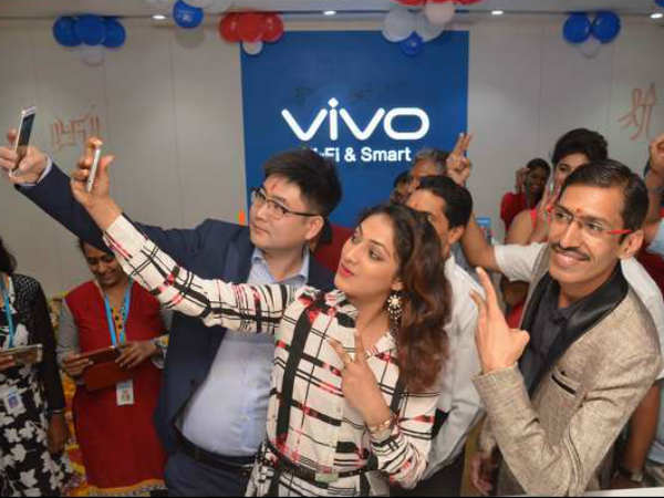 ಸೆಲ್ಫಿ ತೆಗೆದುಕೊಳ್ಳುವುದು ಹೀಗೆ ಅಂತಾರೆ ಪ್ರಿಯಾ