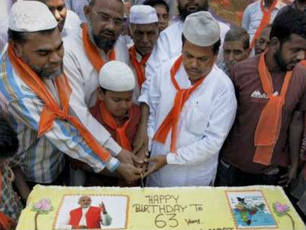 1 ಟನ್ ಎತ್ತರದ ಪಿರಮಿಡ್ ಕೇಕ್.