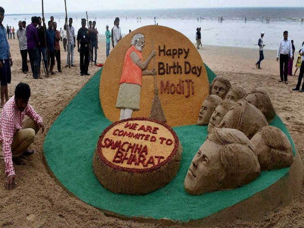 ಮರಳಿನಲ್ಲಿ ನರೇಂದ್ರ ಮೋದಿಯವರ ಮೂರ್ತಿ ಮರಳಿನಲ್ಲಿ ನರೇಂದ್ರ ಮೋದಿಯವರ ಮೂರ್ತಿ