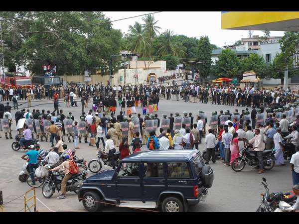 ಪೊಲೀಸರ ಕ್ರಮಕ್ಕೆ ಖಂಡನೆ