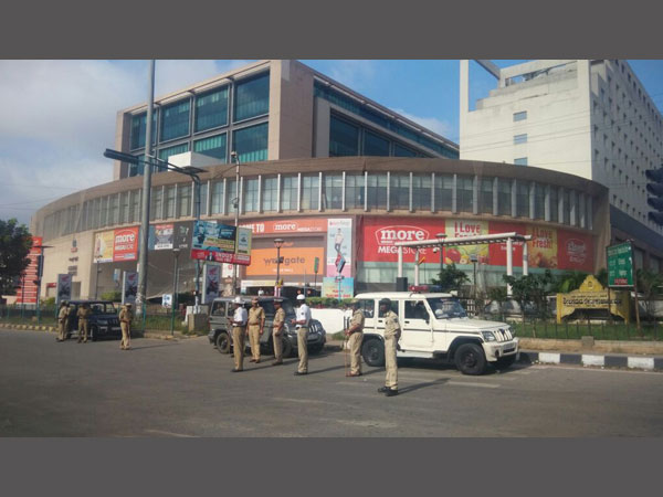 Karnataka Bandh : Kannada activists Gherao Tech Park Employees Karnataka Bandh : Kannada activists Gherao Tech Park Employees