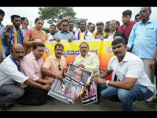BSNL tower climbed by Karnataka rakshana vedike protesters