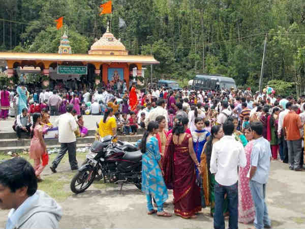 Married women offer bagina for Kodagina Honnamma on Gowri Ganesha Married women offer bagina for Kodagina Honnamma on Gowri Ganesha