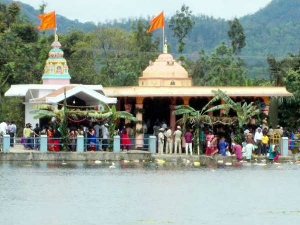 Married women offer bagina for Kodagina Honnamma on Gowri Ganesha Married women offer bagina for Kodagina Honnamma on Gowri Ganesha