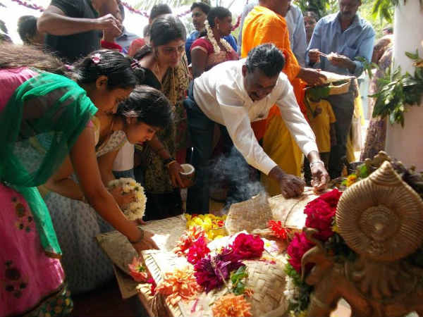 Married women offer bagina for Kodagina Honnamma on Gowri Ganesha Married women offer bagina for Kodagina Honnamma on Gowri Ganesha