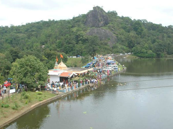 Married women offer bagina for Kodagina Honnamma on Gowri Ganesha Married women offer bagina for Kodagina Honnamma on Gowri Ganesha