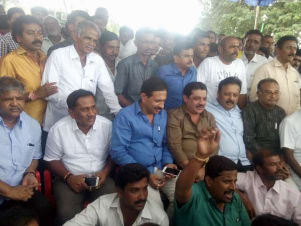 Transgenders protested in Mandya for Cauvery water 