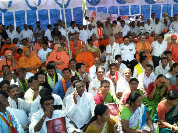 Farmer suicide, seers protest in Mandya