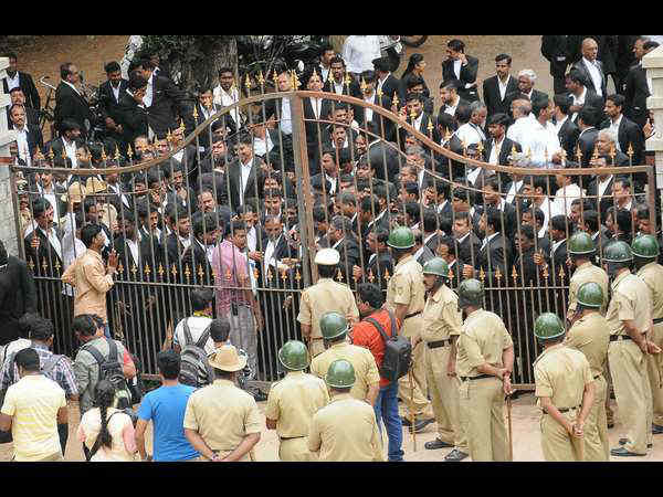 BSNL tower climbed by Karnataka rakshana vedike protesters