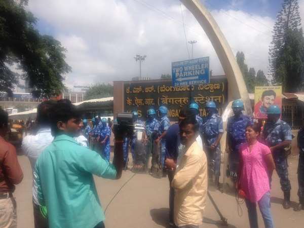 Rail rokho Protest stopped by police