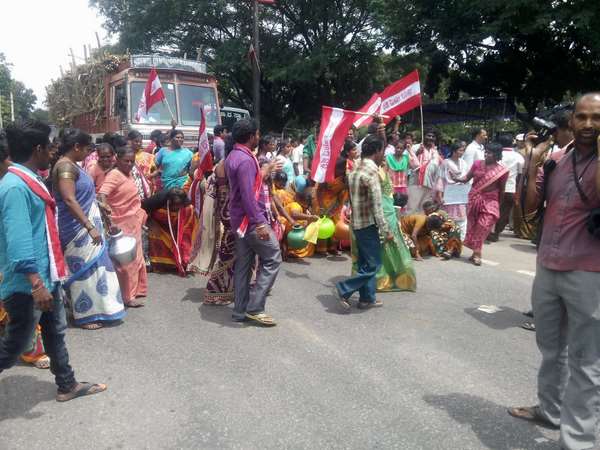 Transgenders protested in Mandya for Cauvery water 