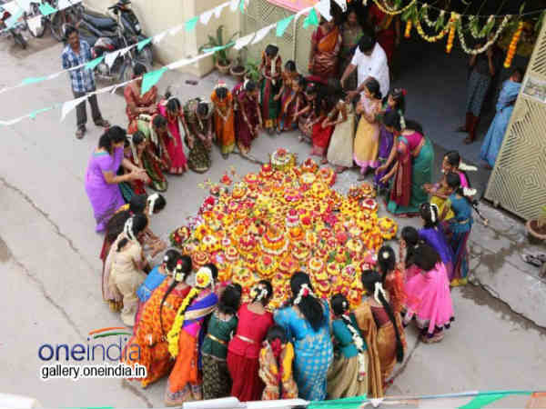 ಅರಸಿನ ಅಥವಾ ಮಣ್ಣಿನಿಂದ ದೇವಿಯ ಪ್ರತಿಮೆ