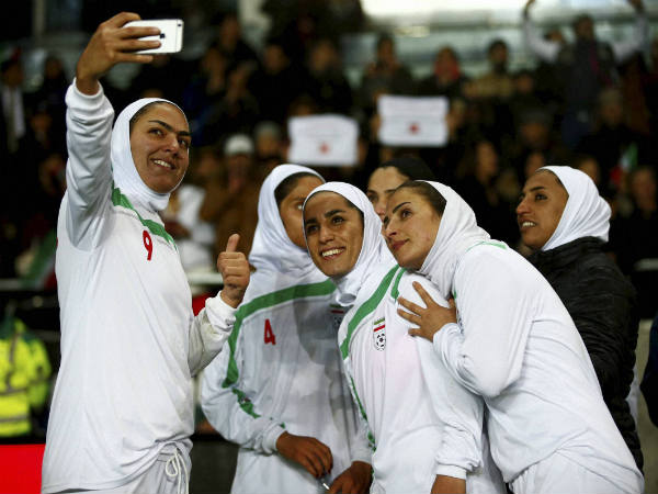 ಚೆಲುವೆಯರ ನೋಟ ಚೆನ್ನ