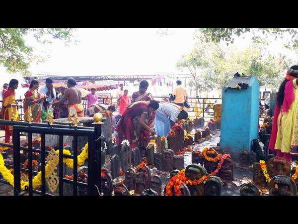 ನದಿ ತಟದಲ್ಲಿ ವಿಗ್ರಹ