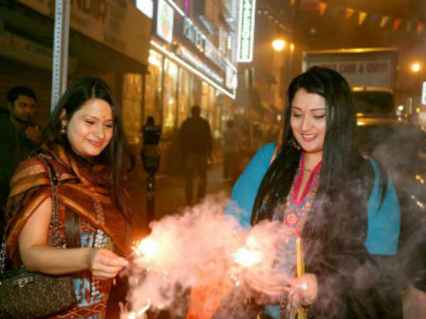 ಪಟಾಕಿ ಸಿಡಿಸಿ ಸಂಭ್ರಮಿಸಿದ ಭಾರತ ಮೂಲದ ಮಹಿಳೆಯರು