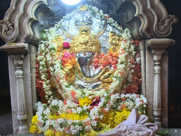 Jayalalithaa offers gold plated kavach to Chamundeshwari