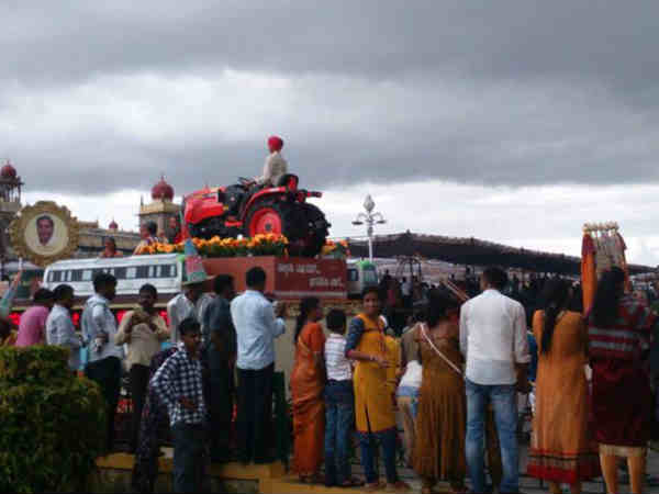 ಮಳೆ ಸಿಂಚನದ ನಡುವೆ ಸಂಚಲನ ಮೂಡಿಸಿದ ವಿಶ್ವವಿಖ್ಯಾತ ಜಂಬೂ ಸವಾರಿ