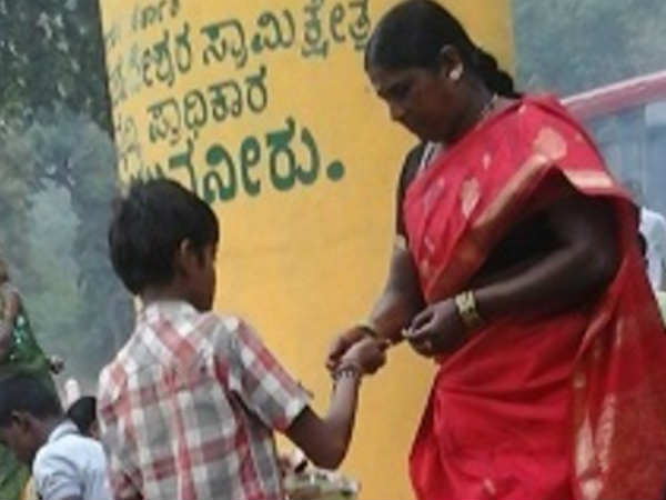 ಧೂಪ ಮಾರಾಟದಿಂದ ಮಕ್ಕಳ ಭವಿಷ್ಯ ಹೊಗೆ!