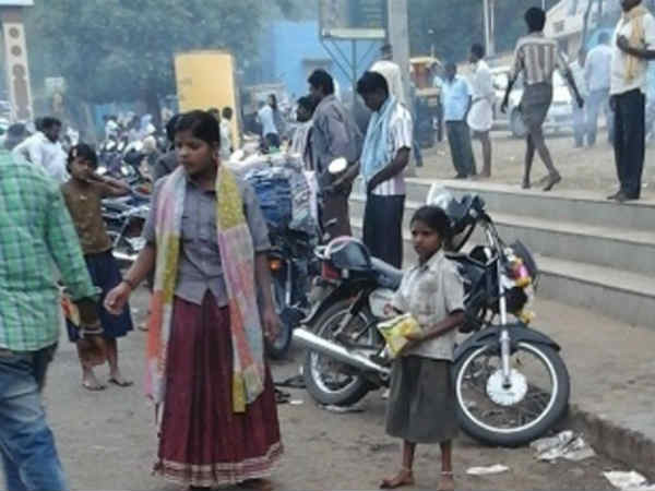 ಧೂಪ ಮಾರಾಟದಿಂದ ಮಕ್ಕಳ ಭವಿಷ್ಯ ಹೊಗೆ!
