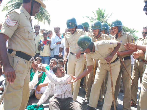 ದಸರಾಗೆ ಪ್ರತಿಭಟನೆ ಬಿಸಿ: ರೈತರ ಬಂಧನ