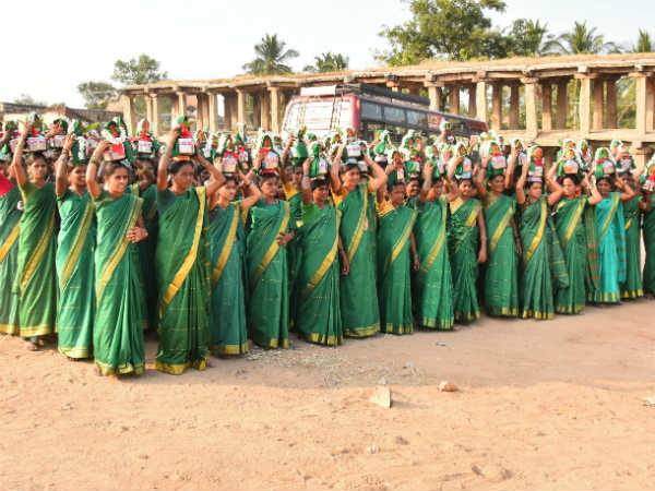 ಶೋಭಾಯಾತ್ರೆಯನ್ನು ಮೊಬೈಲ್ ಕ್ಲಿಕ್ಕಿಸಿಕೊಂಡ ಯುವ ಸಮುದಾಯ