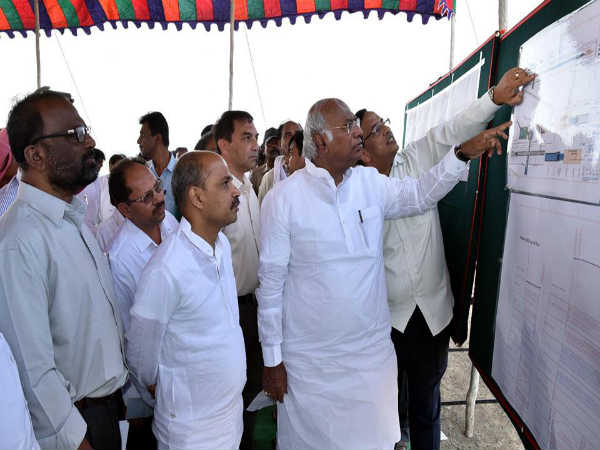 ನಕ್ಷೆ ವೀಕ್ಷಿಸಿದ ಖರ್ಗೆ