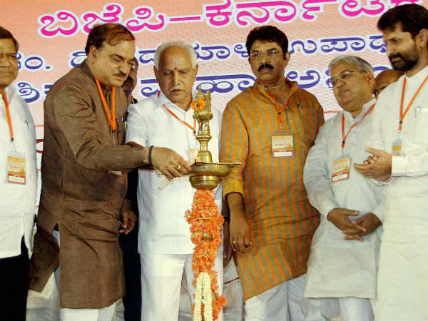 ಎಲ್ಲರೂ ಒಂದೇ, ವೇದಿಕೆಯಲ್ಲಿ ಎಲ್ಲರೂ ಒಂದೇ, ವೇದಿಕೆಯಲ್ಲಿ