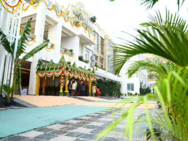 ಚಿತ್ರಮಂದಿರ, ಈಜುಕೊಳ