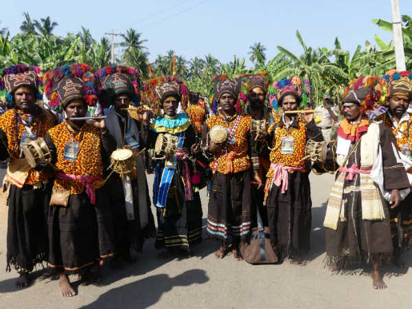 ಚಪ್ಪಾಳೆ, ಶಿಳ್ಳೆ ಹೊಡೆದು ಕೆಸರು ಗದ್ದೆಗೆ ಓಟಕ್ಕೆ ಪ್ರೋತ್ಸಾಹ