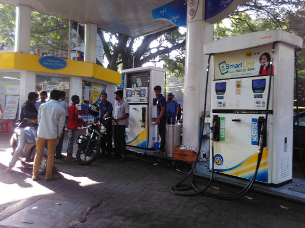 ಚಿಲ್ಲರೆಗೆ ಪರದಾಟ ಪೆಟ್ರೋಲ್ ಬಂಕಿನಲ್ಲಿ ಕಿತ್ತಾಟ