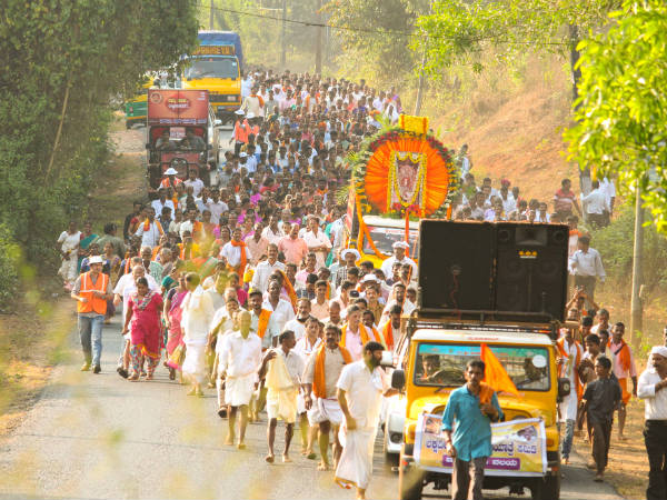 ದಾರಿಯುದ್ದಕ್ಕೂ ಪಾನಕ ವ್ಯವಸ್ಥೆ