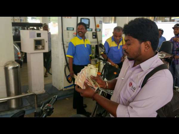 Rs 500, 1,000 notes scrapped- Not all petrol bunks are exchanging notes