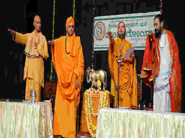 Mysuru Kings taking their food, after feeding to cows: Raghaveshwara Seer Mysuru Kings taking their food, after feeding to cows: Raghaveshwara Seer