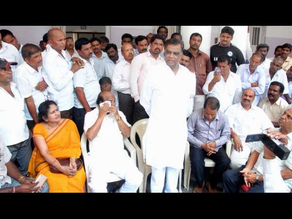 Srinivasa Prasad preparing to retaliate siddaramaiah