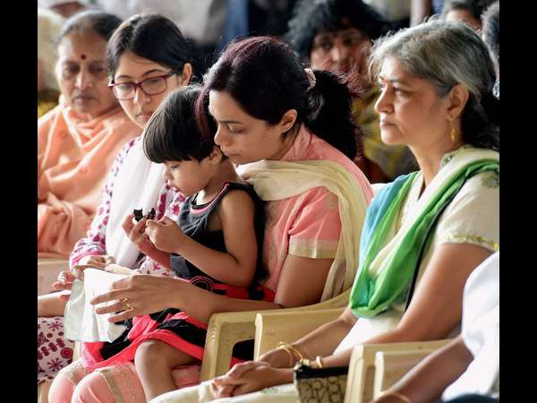 ಪುಟ್ಟ ಕೈಯಲ್ಲಿ ಚಾಕಲೇಟ್