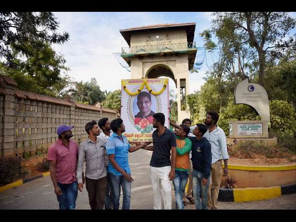 ಸ್ಥಳೀಯರ ಶ್ರದ್ಧಾಂಜಲಿ