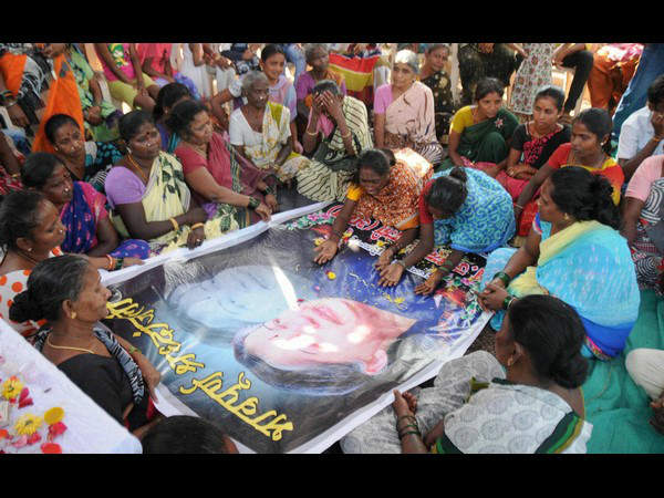 ಮಹಿಳೆಯರ ಶ್ರದ್ಧಾಂಜಲಿ