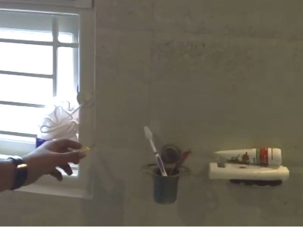 ಕಿಟಕಿ ಬದಿಯಲ್ಲಿ ಸಣ್ಣದೊಂದು ತೂತು