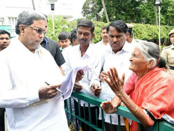 ವೃದ್ಧೆಯ ಅಹವಾಲು ಸ್ವೀಕರಿಸಿದ ಸಿಎಂ 