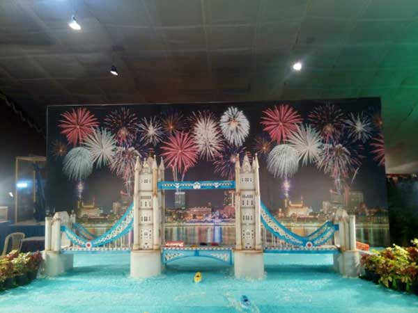 ಲಂಡನ್ ಬ್ರಿಜ್ ಈಸ್ ನಾಟ್ ಫಾಲಿಂಗ್ ಡೌನ್