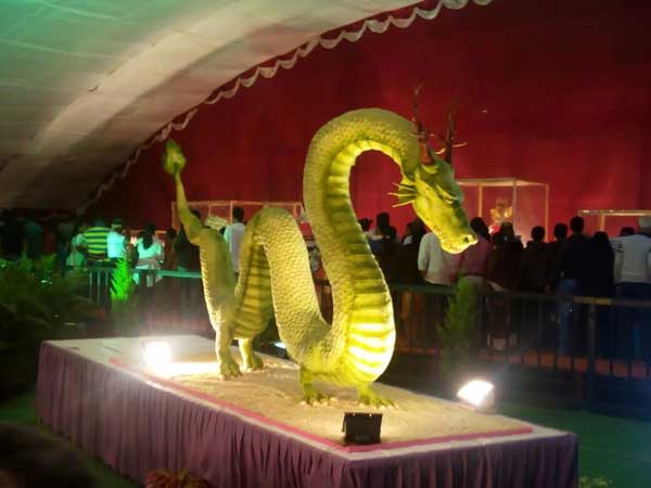 ಪಕ್ಕದಲ್ಲಿಯೇ ಐತೆ ಚೀನಾದ ಡ್ರಾಗನ್ನು