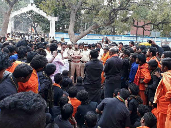 Gangavati Tense: police charge over the Hindu believers 